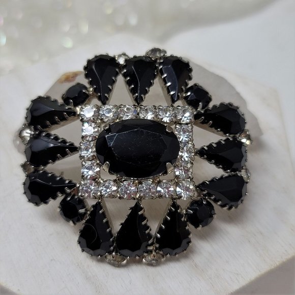 Stunning Rhinestone & Black Glass Brooch Pin Prong set Silvertone - Picture 1 of 8